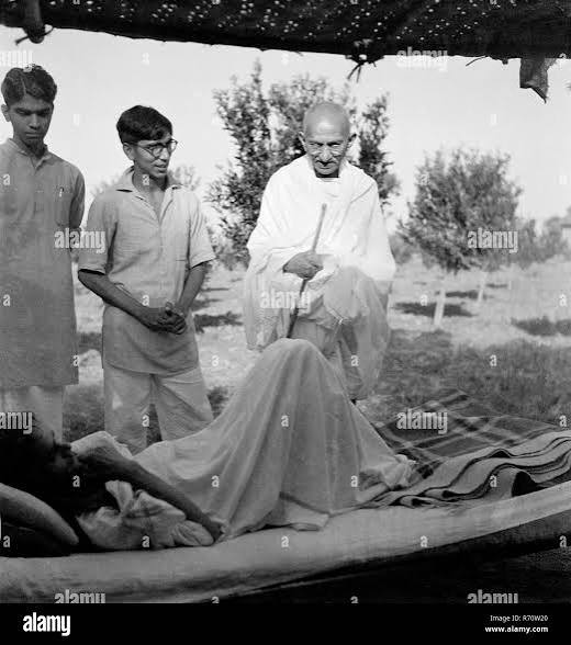Mahatma Gandhi talking to a patient at Sevagram Ashram, Wardha, Maharashtra, India, 1941, old vintage 1900s picture Stock Photo - Alamy