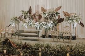Gebyok pelaminan manten kursi dekorasi wedding modern rustic backdrop. 17 Modern Wedding Stage Design And Decor Inspirations You Ll Love Bridestory Blog