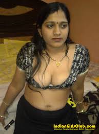 Homely Aunty Showing Deep Cleavage - Indian Girls Club