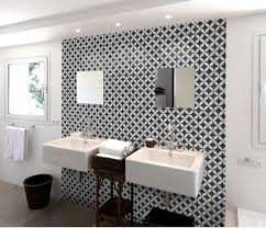 Black And White Patterned Floor Tiles Bathroom Black White Patterned Feature Wall Salle De Bain Deco Vintage Deco