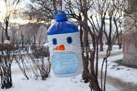 кормушка для птиц из пластиковой бутылки 5 литров фото Kormushka Dlya Ptic Iz Plastikovoj Butylki 5 Litrov Svoimi Rukami Master Klass Krasivaya Foto Video Kormushka Dlya Ptic Detskie Podelki Osennie Podelki