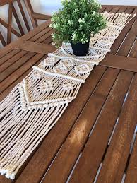 Maybe you would like to learn more about one of these? Makramee Tischlaufer Macrame Table Runner Makrame Stolnjak Etsy Macrame Table Runner Macrame Wall Hanging Diy Diy Boho Decor