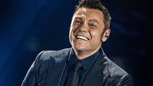 Il a vend plus de 15 millions d'albums dans le monde, principalement en europe et en amérique latine. Tiziano Ferro Replica Dura Alla Meloni Vanno Puniti
