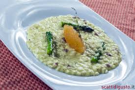 Il risotto con gli asparagi può essere preparato soddisfacendo i vincoli della cucina sì (100 kcal/hg) perché gli asparagi sono una verdura molto favorevole: 5 Cose Da Fare Con Un Ingrediente La Ricetta Del Risotto Con Asparagi