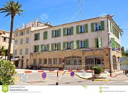 Il arrive avec sa fille, nicole, qui découvre avec ravissement les us et coutumes de la région. Saint Tropez Gendarmeriegebaude Redaktionelles Bild Bild Von Tourismus Quadrat 41862955