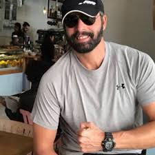 İlk ve orta öğretimini i̇stanbul'da tamamladıktan sonra model olmaya karar verdi. Mehmet Akif Alakurt Mehmet Akif Alakurt Facebook