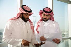 رجال اعمال سعوديين يتحدثون و يتناقشون في عقد العمل في مقر الشركة شركاء عمل بيئة العمل صورة 3188 مكتبة الصور صور عربية خليجية حصرية عالية الدقة عربستوك