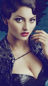 A 64 year old indian chef (amitabh bachchan) meets a 34 year old attractive indian woman (tabu) at his own indian restaurant in london, asks her out and they fall in love! Urvashi Rautela 2015 Women S Red Lipstick Bollywood Celebrities Hd Wallpaper Bollywood Celebrities Most Romantic Hollywood Movies Bollywood Actress