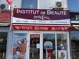 Pose d'enseigne / habillage d'enseigne / stationnement / échaffaudage. 18 Meilleures Idees Sur Enseigne Publicitaire De Centre Beaute Enseigne Lumineuse Salon De Beaute Spa