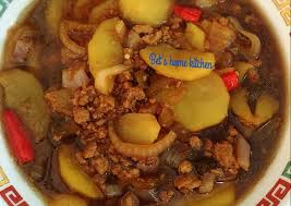 Siapkan daging babi cincang di dalam wadah antipanas, lalu campur dengan bawang cincang, kecap asin, lada, saus tiram, dan maizena, aduk. Cara Mudah Memasak Daging Cincang Kentang Masak Kecap Mudah