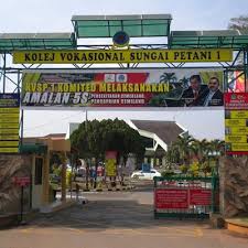 Senarai kolej vokasional (kv) dan kursus ditawarkan.pasti ramai pelajar lepasan tingkatan 3 yang berminat untuk menyambung pengajian menengah atas di kolej vokasional (kv) dan sekolah menengah teknik (smt).dengan permintaan pekerjaan dalam bidang kemahiran, ianya merupakan pilihan alternatif buat pelajar dengan sijil svm kini juga setara dengan sijil pelajaran malaysia (spm). Nasib Pelajar Pelajar Kolej Vokasional Tak Ubah Ibarat Seperti Tikus Makmal Yang Menjadi Bahan Uji Kerajaan