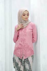 Gaya hijab dinda hauw yang memakai hijab pink di atas gamis hitam ini bisa menjadi inspirasi bagi anda. Jilbab Hitam Pink Banget Seleb Tiktok Viral Kikikhizba Live Hot Baju Merah Jilbab Hitam