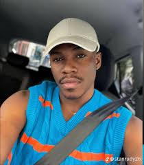 En plein déficit du corps inatteingnable en Côte d'Ivoire, ce genre de clip  sera quasiment impossible à voir ici. Maigrissez les filles vous êtes des  anges.