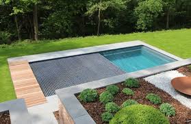 Fara Mit Integriertem Unterflurrollladen Kleine Hinterhof Pools Poolbau Schwimmbader Hinterhof