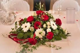 Fur Ein Gesteck Aus Roten Rosen Und Weissen Gerbera Hat Sich Stephanie Fur Den Brauttisch Ausgesucht Brauttisch B Tischdeko Hochzeit Hochzeitsblumen Hochzeit