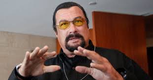 Steven Seagal cumple 72: de las acusaciones de abuso sexual a su vínculo  con el budismo y el amor por Rusia