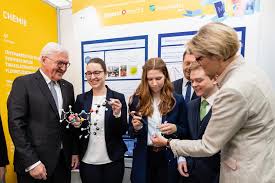 Before becoming president, steinmeier served two stints as chancellor angela merkel's foreign minister and. Www Bundespraesident De Der Bundesprasident Terminkalender Ansprache Bei Der Preisverleihung Zum 54 Bundeswettbewerb Jugend Forscht