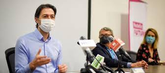 El ministerio de sanidad ha avisado este viernes que en el marco del actual decreto de estado de alarma no cabe la posibilidad de que una comunidad autónoma adelante el toque de queda a las 20 horas, tal y como ha anunciado la junta de castilla y león, que aplicará esta medida desde este. Toque De Queda En Medellin En Navidad Por Covid 19