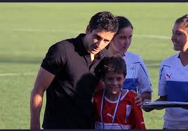 El desconsuelo invadió a cleme, que se quedó a un costado de la cancha abatido por las circunstancias en que se le fue el partido al conjunto cruzado, que de esa manera quedaba eliminado de la competencia. Las Ultimas Noticias On Twitter Asi Se Formo La Promesa De La Uc Que Saco Aplausos De Arturo Vidal Clemente Montes De 19 Anos Se Graduo De Cuarto Medio En El Colegio