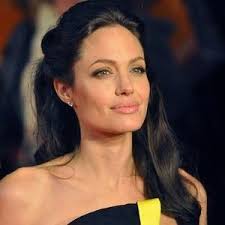 Yazemeenah rossi est une française de 63 ans qui a fait la couverture de nombreuses revues dans le monde entier grâce à sa habituellement, le monde de la mode est composé de gens jeunes. Angelina Jolie Elue La Plus Belle Femme Du Monde Pour Tf1 Marie Claire
