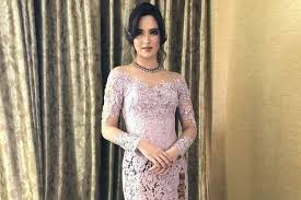 / dress brokat putih vintage ini cocok digunakan. 5 Model Kebaya Untuk Orang Kurus Agar Terlihat Elegan