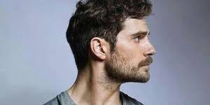 Cavill disfruta como un niño en la sede de Warhammer