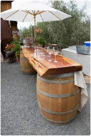 bar de jardin avec comptoir sur tonneaux diy outdoor bar outdoor kitchen bars wine barrel furniture