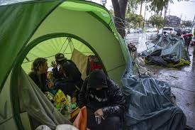 加州街友是防疫破口 州長 將安排入住汽車旅館或露營車 https kairos news 182881 homeless echo park lake los angeles