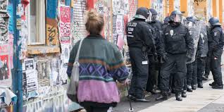 Die rigaer 94 hat schon vor längerer zeit ein großes transparent an der fassade aufgehängt. Konflikt Um Rigaer Strasse 94 Vorgezogene Chaostage Taz De