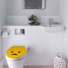 Personnalisez Les Petits Coins De Maniere Drole Et Originale Avec Une Deco Pour Abattant De Wc Representant Un Emoji Mecontent De Couleur Jau Idee Deco Originale Toilettes Et Deco Originale