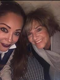 Y ...así es el Abrazo de la persona que mas me cuidó en los ultimos 18  años...la que me acompañó en las risas y en las lagrimas, muchas lagrimas.  Te debo mi