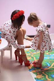 Oggi, l'abito da adulta è disponibile anche in versione baby, con qualche modifica a seconda delle età, grazie alla collezione kids di dolce & gabbana. Madre E Figlia Uguali Nello Stile Www Visitami Net Moda Mamma Stile Per Bambini Fashion Kids