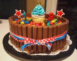 Gateau D Anniversaire Kit Kat Et M Projets A Essayer Gateau Anniversaire Gateau Kitkat Et Idee Gateau Anniversaire