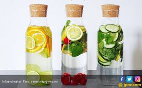 It tastes refreshingly delicious, looks absolutely gorgeous in our carafes, and pours perfectly into cups. 5 Resep Infused Water Pengobat Dehidrasi Yang Menyegarkan Jpnn Com