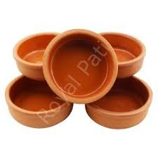 Ama özel olarak üretilmiş olan kedi mamaları daha çok sevdikleri kokulu yiyecekler gibi hazırlanmaktadır ve neredeyse hemen her kedi bayılarak. Mama Ve Su Kaplari Orta Boy Toprak Mama Kabi