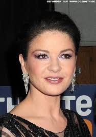 Pa photos vis mer hei, denne artikkelen er over ett år gammel og kan inneholde utdatert. Frisuren Bilder Catherine Zeta Jones Mit Strenger Klassik Hochsteckfrisur Frisuren Haare