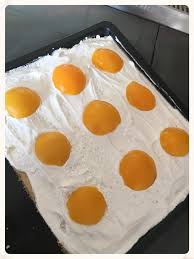 Den kuchen am besten schon vorher in kleine stücke schneiden und dann in einen oder mehrere plastikbehälter geben. Spiegelei Kuchen Mit Veganer Sahne Mix Dich Glucklich Thermomix Rezepte Fur Food Non Food Essen Kosmetik Putzmittel Etc