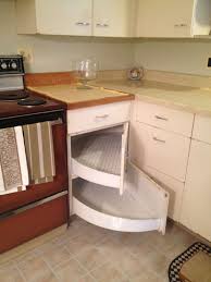 Du Coin Arriere Balancez De Grandes Etageres Option Pour Les Armoires De Cuisine Kitchenremodelidea Armoire De Cuisine Meuble Angle Cuisine Cuisine Moderne