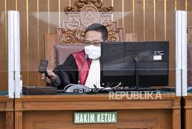 Mobil tahanan tiba di pn jakarta timur dengan pengawalan ketat. Sidang Praperadilan Habib Rizieq Shihab Ditunda Republika Online