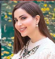 وظهرت نسرين طافش، وقفة بين مجموعة أشجار وأيقونات الميلاد، وهي ممسكة بخصرها بيدها اليسرى، فيما يدها اليمنى. Ù…Ù† Ù‡ÙŠ Ù†Ø³Ø±ÙŠÙ† Ø·Ø§ÙØ´ ÙˆÙŠÙƒÙŠØ¨ÙŠØ¯ÙŠØ§ Ø§Ù„Ø³ÙŠØ±Ø© Ø§Ù„Ø°Ø§ØªÙŠØ© Ø®Ø·ÙˆØ§Øª Ù…Ø­Ù„ÙˆÙ„Ù‡