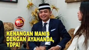 Malaysian royalty who was given the title of the regent and 4th tengku mahkota, aka crown prince. Saya Tidak Suka Tengok Ayahanda Bonda Menangis Tengku Hassanal Youtube