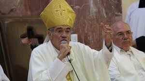 Los obispos católicos votaron a favor de permitir que los hombres casados se conviertan en sacerdotes en la región amazónica, eximiéndolos de la regla centenaria del celibato. Obispo Catolico En Mexico Tilda De Imbecilidad Y Estupidez El Querer Prohibir Las Terapias De Conversion Plaza Diversa