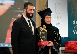 ببینید/ «الجولانی» مدرک فارغ‌التحصیلی همسرش را به او اهدا کرد