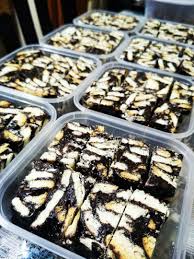 Kek batik legend, dengan topping chocolate ganache yang licin… berkilat permukaannya dan penuh dengan rasa chocolate. Kek Batik Food Drinks Baked Goods On Carousell