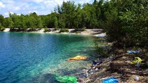 Le Lac Des Ciments Son Eau Cristalline Ses Morts Et Ses Irreductibles