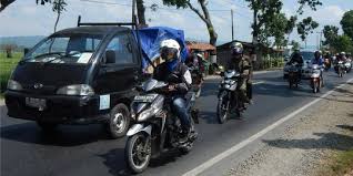 Sebagai moda angkutan jalur darat, bus masih menjadi pilihan utama bagi masyarakat indonesia. Foto Tiket Bus Mahal Sepeda Motor Jadi Primadona Pemudik Merdeka Com