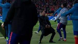 5 times cristiano ronaldo destroyed diego simeone!!!#5times#cristianoronaldo#destroyeddiegosimeone!!!if you would like your sounds. Cristiano Ronaldo Und Diego Simeone Funfer Geste Und Irrer Eiertanz