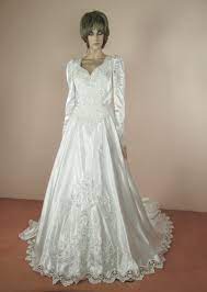 Un 1980, pizzo bianco, abito pronovias con dettaglio bussle e arco e un collo alto. Abito Da Sposa Bianco Degli Anni 80 Abito Da Sposa Etsy