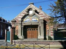 Valenciennes Est La Ville Sous Le Signe Du Cygne Comme Vous Pouvez Le Constater Sur Ses Armoiries Qui Figurent A L Entree D Une Ecol Calais Valenciennes France