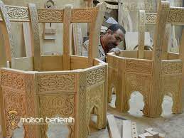 Salon marocain en l, dimensions 2.10m/210m /0.75m socle en bois massif sculpté avec motif beldie avec 2 accoudoirs et dossier et une table de coin 6 grands coussins et 3 petits coussins de décoration, 2 assises banquettes à ressorts 8 Idees De Mobilier Salon Marocain Sculpte Tissu Salon Marocain Mobilier Salon Salon Marocain